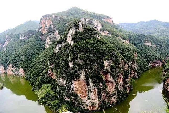 桥上桥革香河第一湾位于云南省宣威市宝山镇,田坝镇山脉的高山
