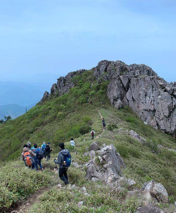 蓝天下户外勇者征途1056轻装徒步清凉峰环线登顶浙西之巅无限风光在