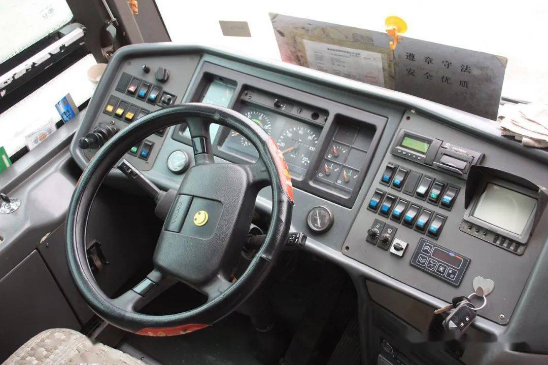 曾经的高速客运旗舰售价超200万车辆代号xw6120系列的西沃b12m