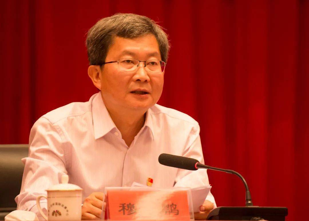 区委书记穆鹏讲话区委书记穆鹏强调,百年大计,教育为本.