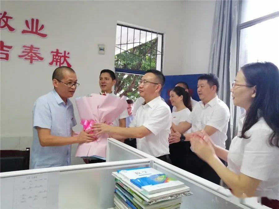 王飞虎走进校园,详细听取了李明月关于渠县第三中学学校建设,师资力量