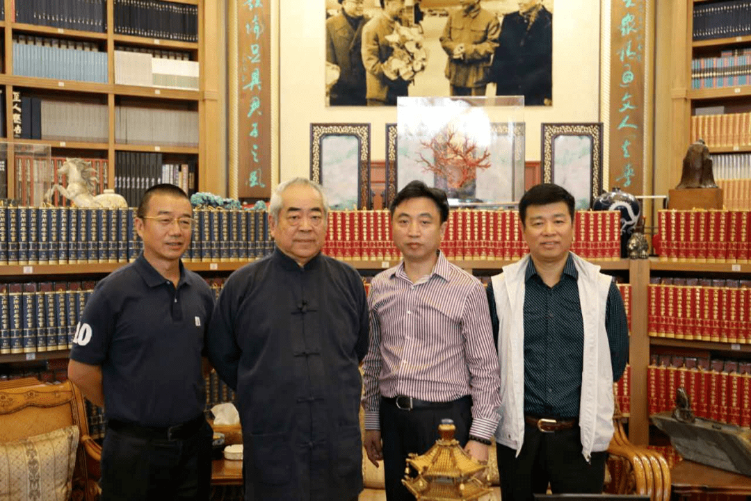 第四部总导演梁碧波及范曾弟子邹玉利合影范曾与《百年巨匠》出品人