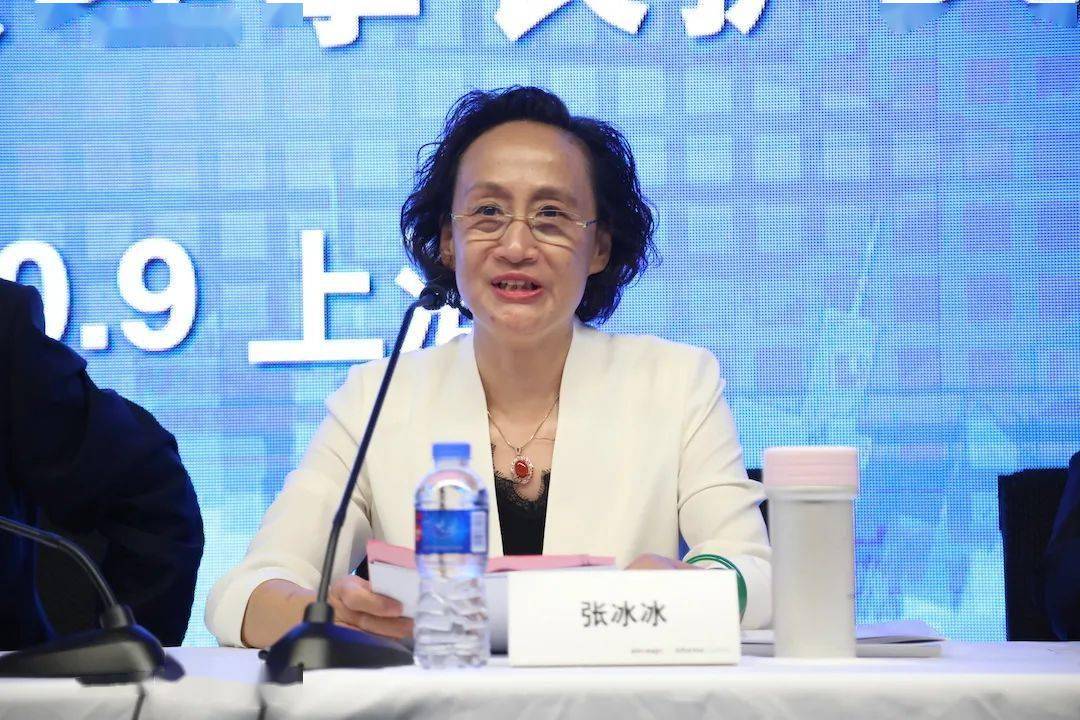 中国家具协会副理事长兼秘书长张冰冰主持会议.