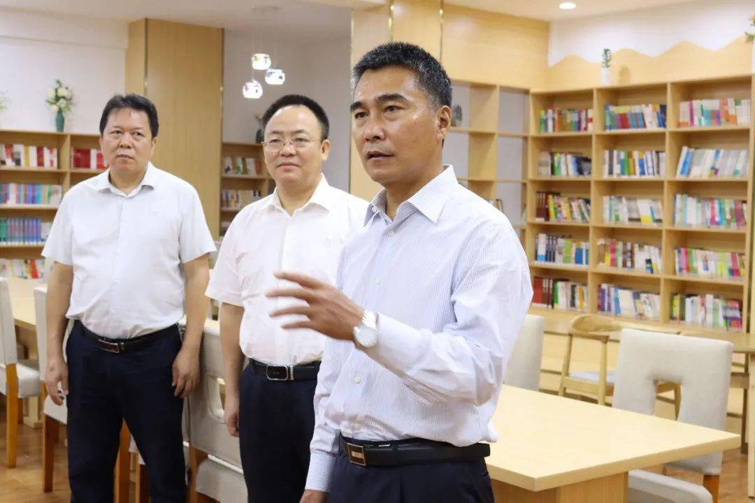 市委书记王乃学到北海市第二实验学校开展教师节慰问活动