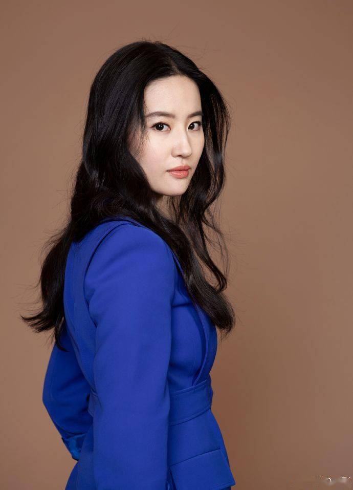刘亦菲穿宝蓝色西装拍写真温婉大方攻气十足