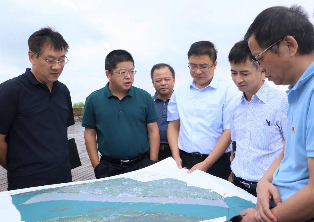 申胜利,李闽一行来到浏河水库实地查看长江干流登记单元情况,观察水位