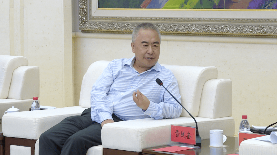 雷战奎在简要介绍华为公司近期发展情况及未来发展构想