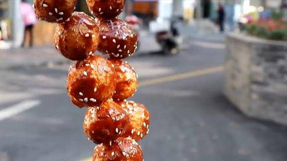 糖油果子被称为稀奇的食物皮酥里糯香甜可口非常的有嚼劲