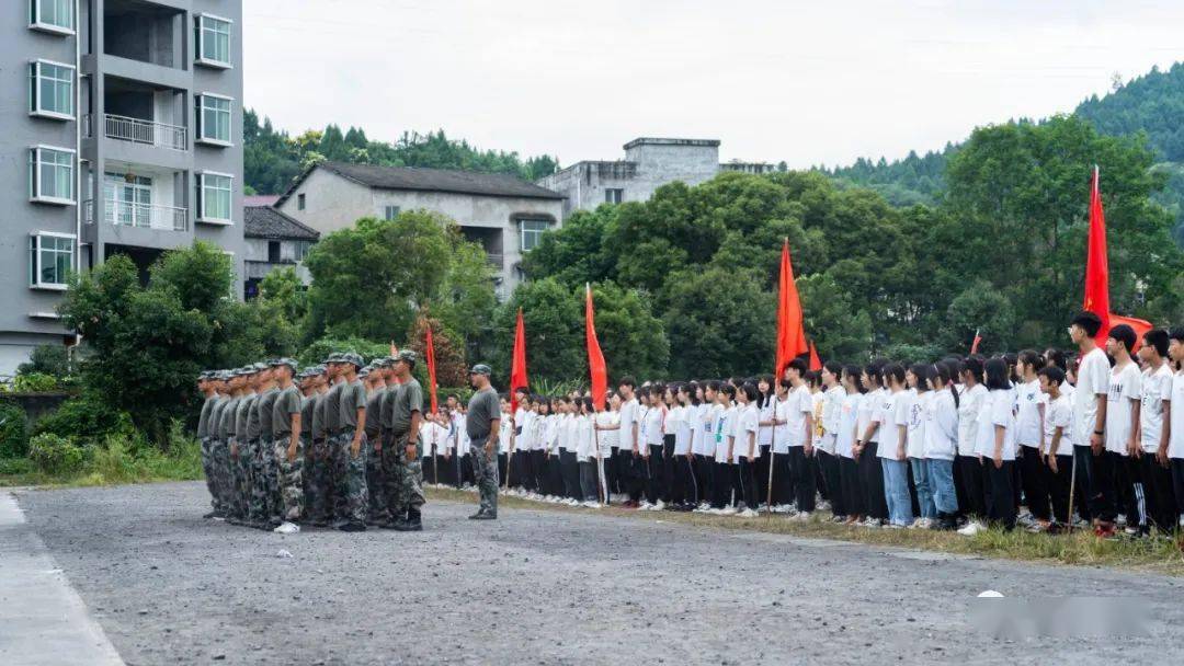南部二中学德仁校区操场上呼号声震天