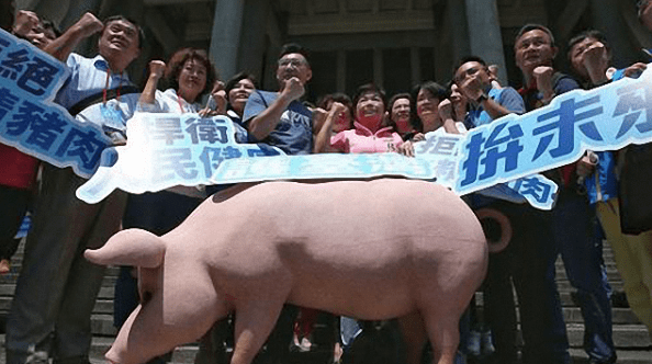 也完全排除"立法院"的讨论,直接拍板开放含莱克多巴胺美猪进口,如此