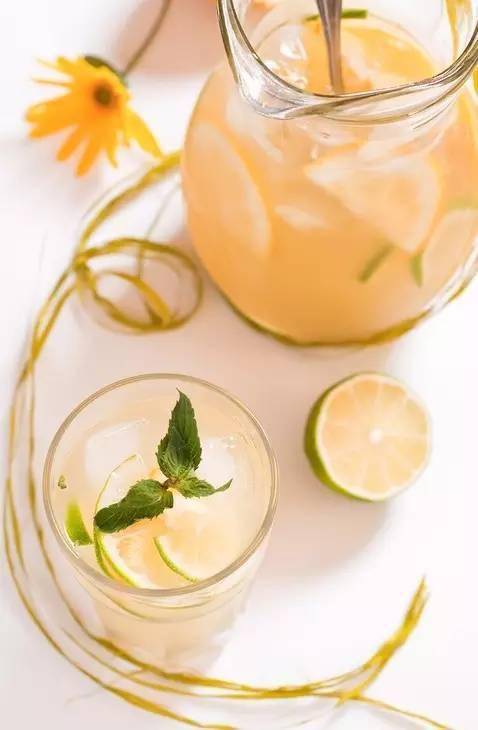 她把一颗柠檬丢进洗衣机结果惊呆了