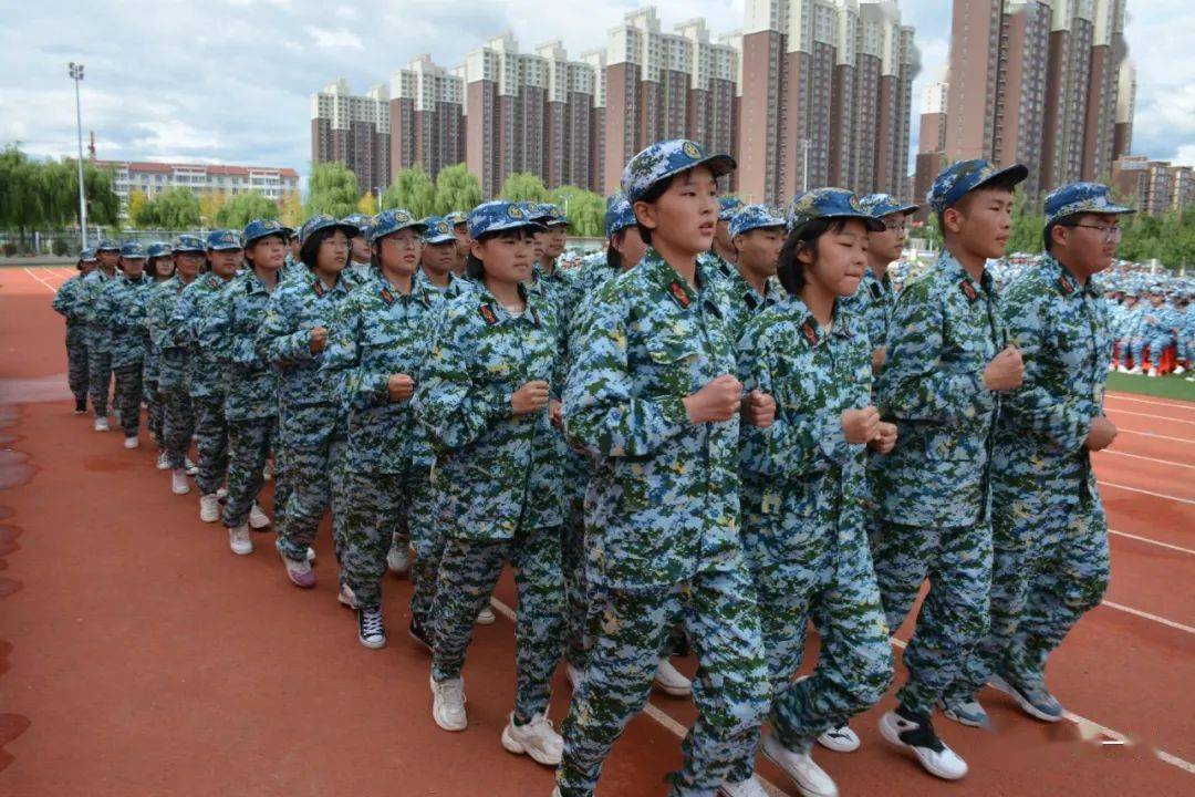 丰宁一中举行2020级新生军训汇报表演