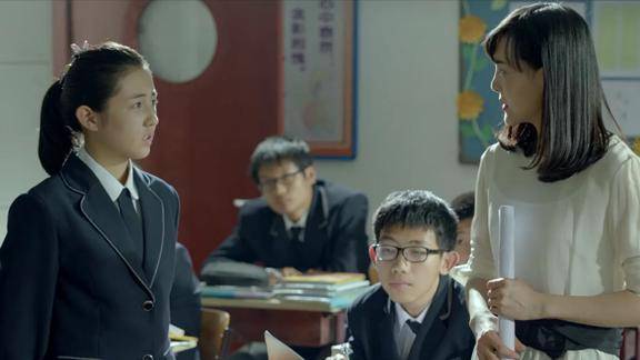 小别离老师教初中朵朵英文挑她毛病不料她水平高看英文原著