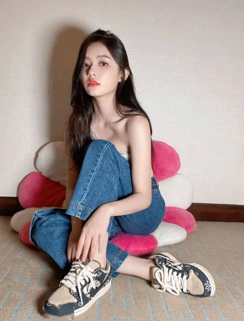 真没想到这个球鞋女神穿dunk比王一博还狠