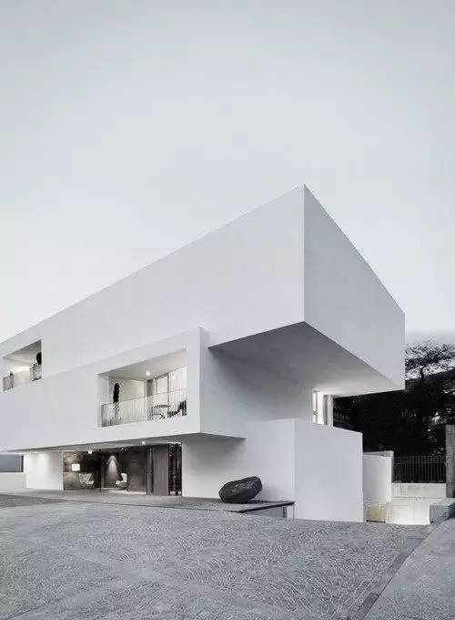 空间的穿插与体块穿插