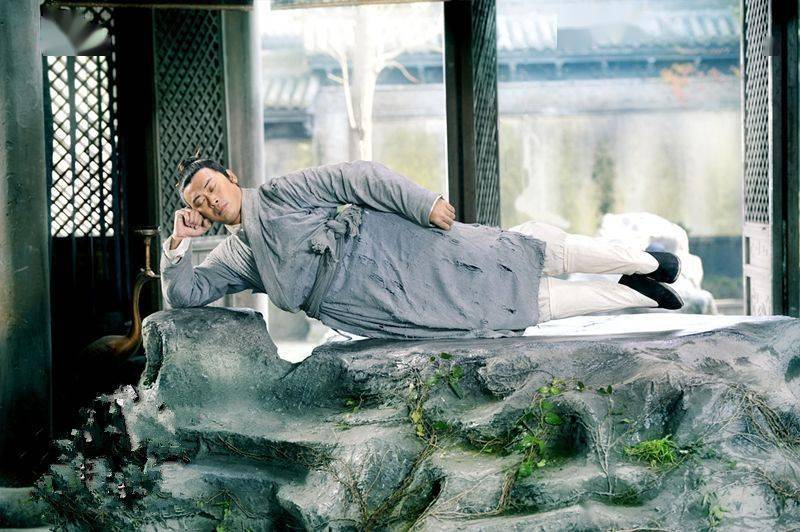 最科学的睡姿是侧卧,因为侧卧时,身体的脊柱略向前弯曲,即"卧如弓".