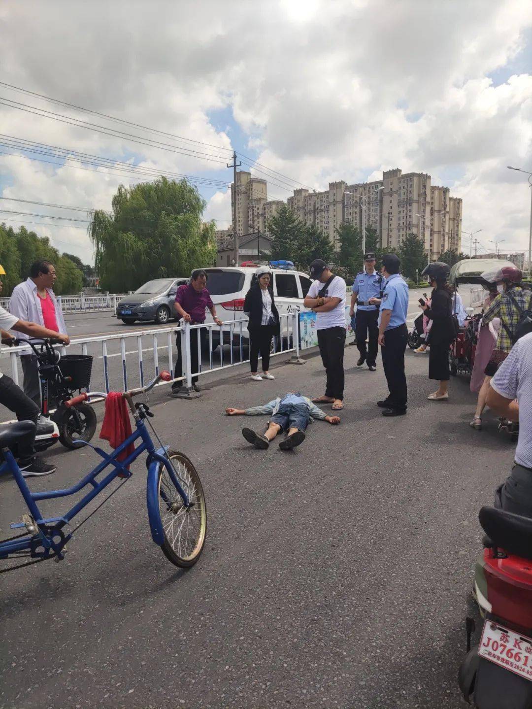 老汉骑着三轮车突然倒地.