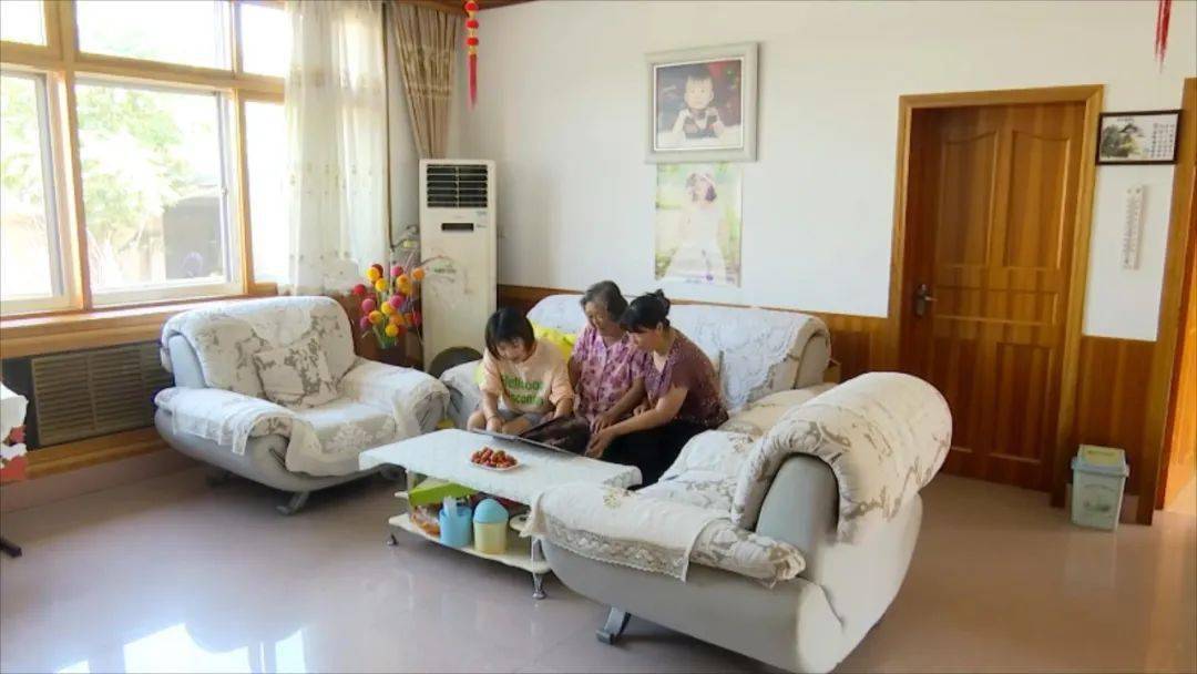 走进家中,窗明几净,物品摆放整齐,李媛和婆婆,奶婆婆正坐在沙发上有说