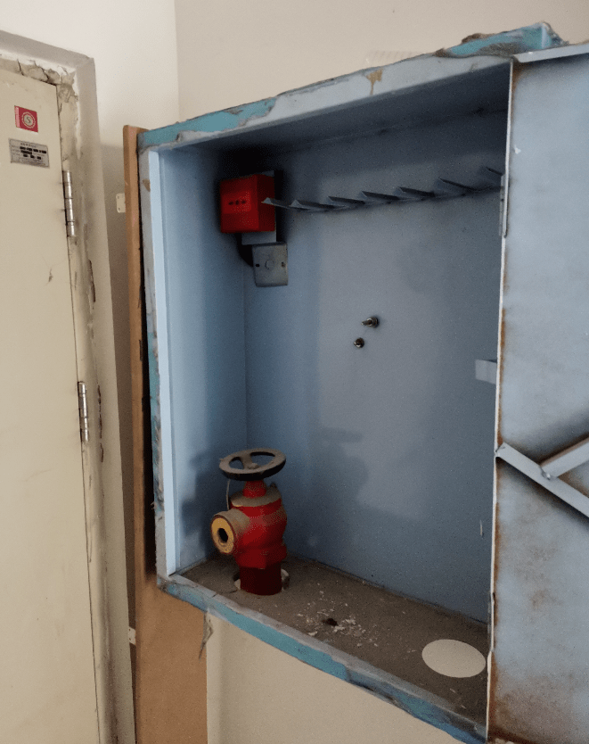 消防设施不全在1号楼的32层,也有多个消火箱,同样里面也没有消防水带