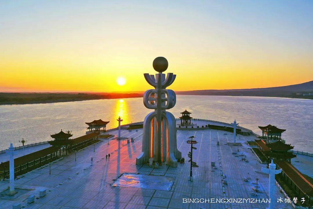 第二天清晨我们两点多再次赶往东极广场观日出,此行来抚远,来东极广场