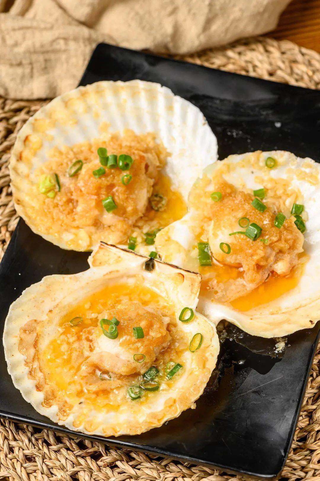 人均20火了13年的宵夜档生蚝巴掌大8个鲍鱼放粥里