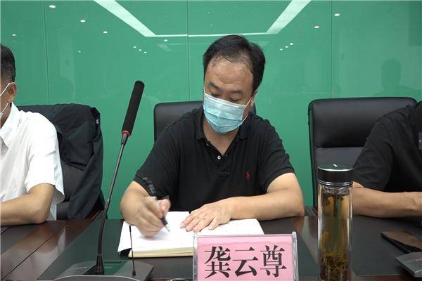 会议由瑞丽市委副书记,市长谢大鹏主持.