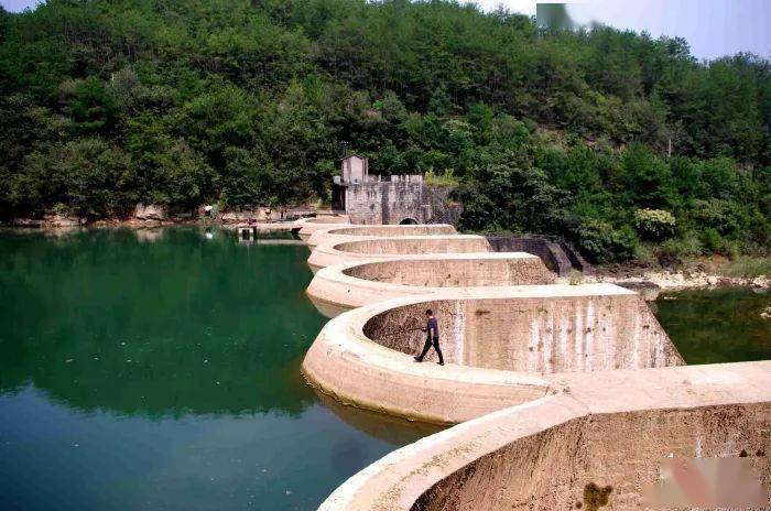 巩峪河太平水库秋景平水库右边角处有漂浮垃圾待清理巡查从张家垭下的