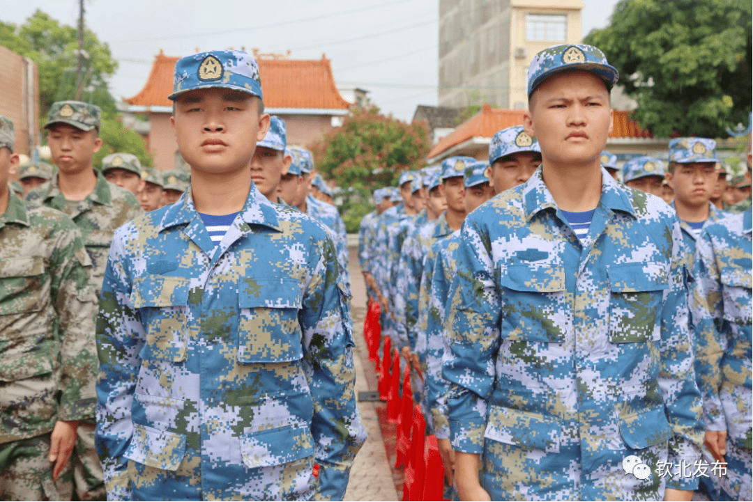 即将入伍的新兵们身着崭新的军装,精神抖擞,整装待发了解