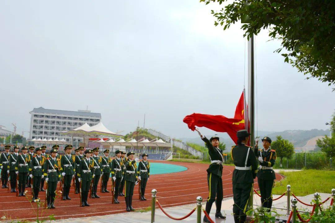 军训淬炼铁意志乘风破浪逐未来河源卫校2020级新生军训暨入学教育开营