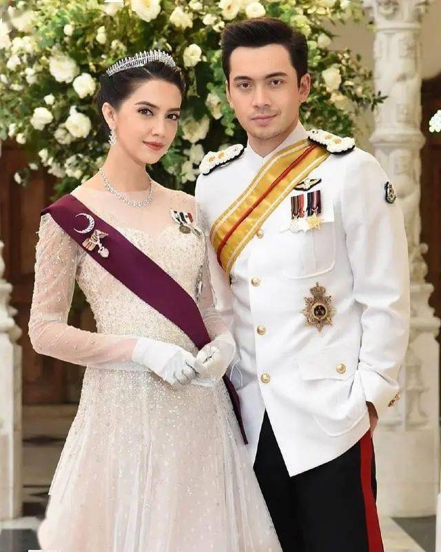 泰国当红男星的"梦中情人",竟然是年近40的阿姨?_sara