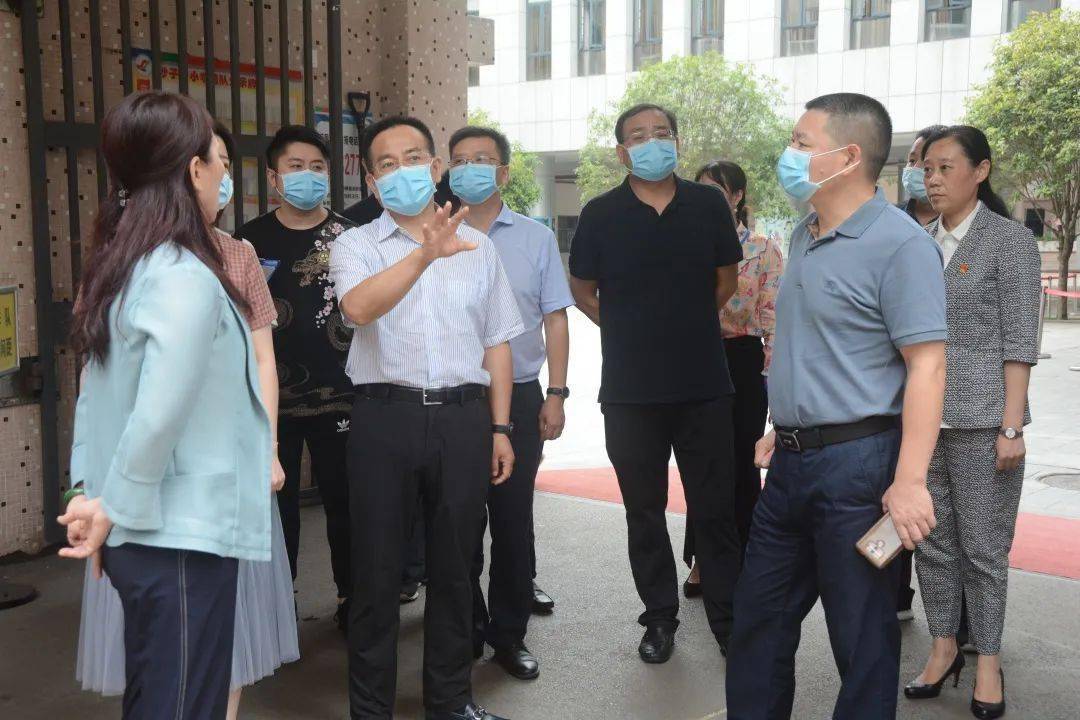 第727期雨花区委常委宣传部部长余宏卿带队督查砂子塘小学文明创建