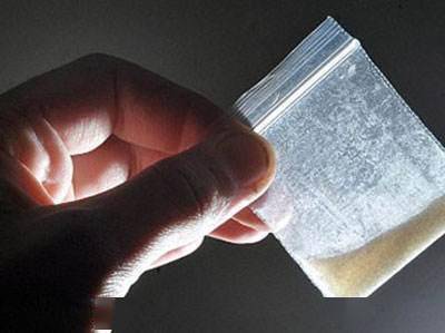 吸食"僵尸浴盐"后,会让人完全丧失理智,将自己想象成"超人",而将其他