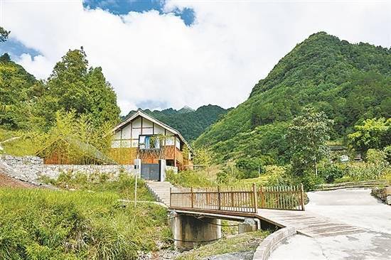 以上图片均由刘长胜 摄红岗村苗族文化广场工程,不仅带动了乡村旅游业