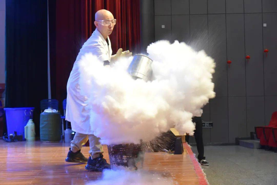 一场令你惊掉下巴的科学实验秀燃炸全场