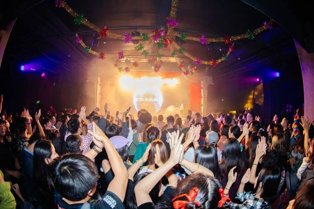 15寻找去年舞池中自己的快乐身影8915你最最爱的百灵鸟歌舞厅