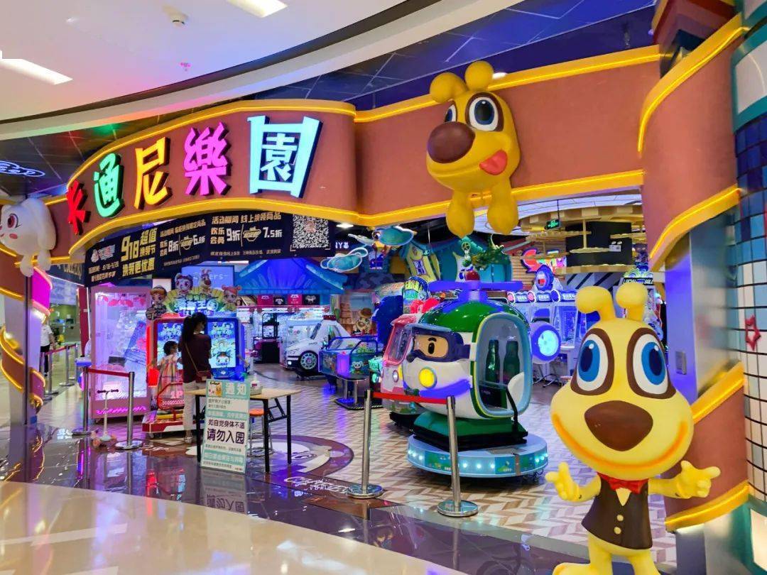 位于华采三楼的儿童游乐场所,没有了往日孩童的喧闹,偶尔才见到一两位