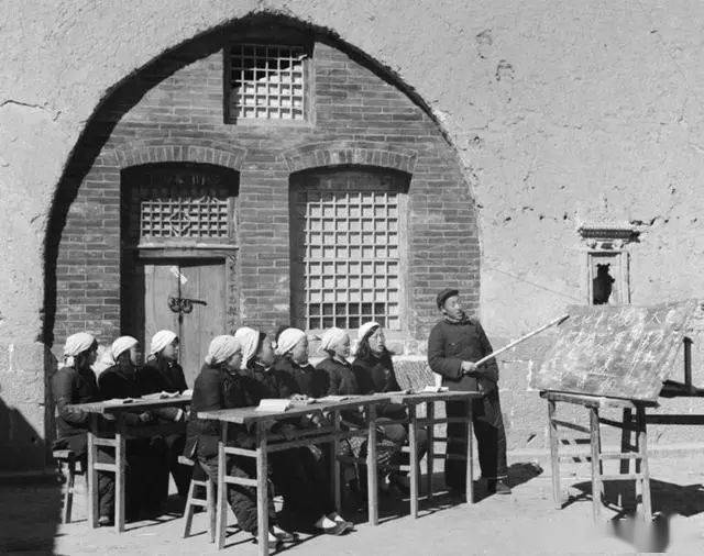 摄影故事50年代新中国全民扫盲运动老照片知识就是力量