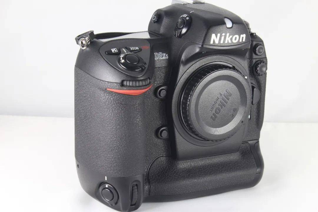 成色97新 2100元18,尼康18-200 二代 vr 成色99新 1400元19,尼康sb