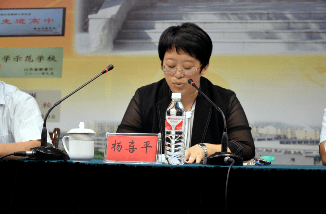 仪式最后,杨喜平代表市委,市政府向为莱州教育事业奉献爱心的工商联