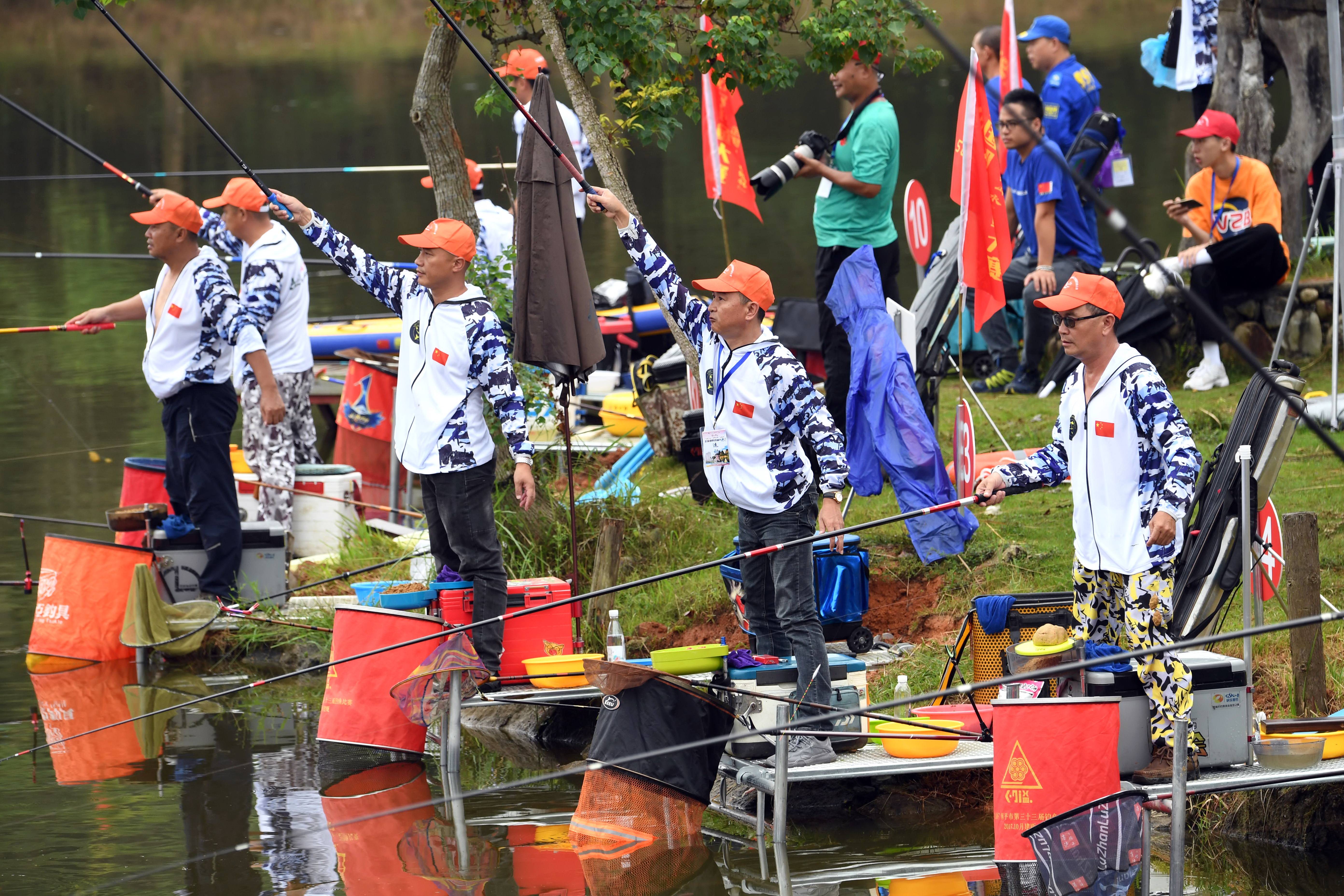 9月16日,甲a参赛选手在钓鱼比赛中开杆.