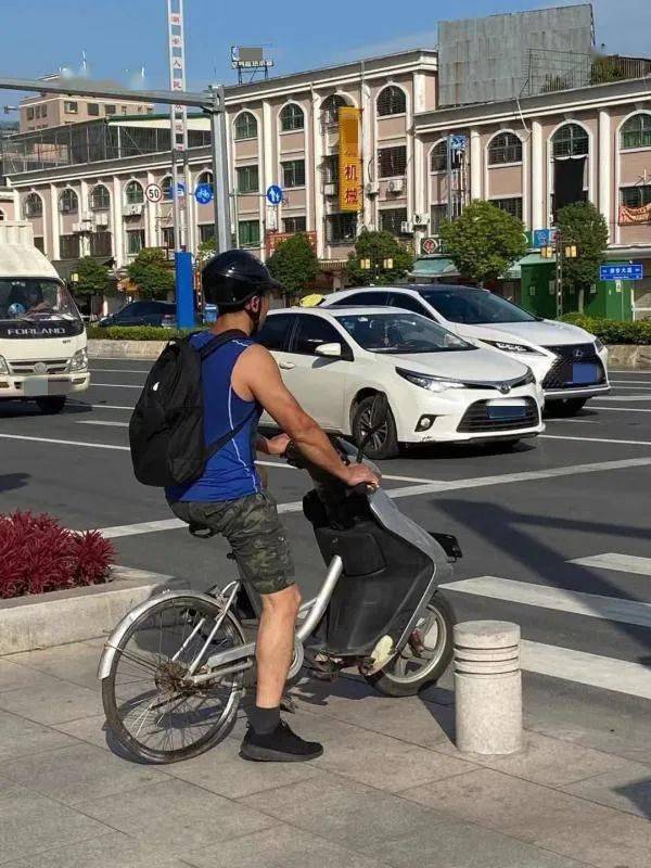 活久见!潮汕街头男子