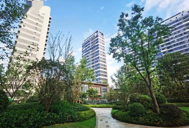 在亚新紫藤公馆,我能感受到的,是亚新通过这一高端品质项目践行着对