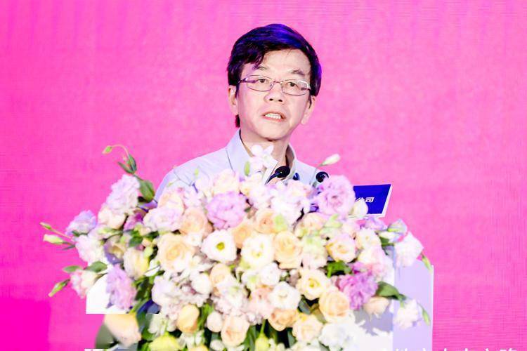 华南城市研究会会长胡刚在峰会中,发表了题为《信息社会与未来城市》