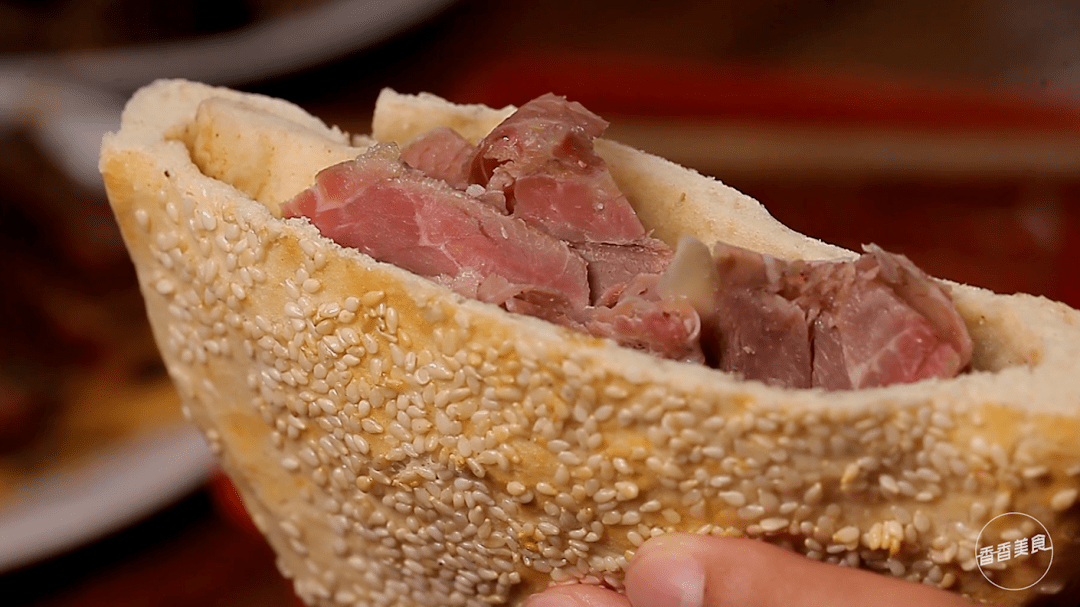 几个烧饼,一碟垛子羊肉,对于上班族来说,这是辛苦工作一天之后对自己