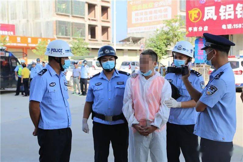 当街打人、抢劫,威胁要将人活埋…10名犯罪嫌疑人被押解指认现场-搜狐大视野-搜狐新闻