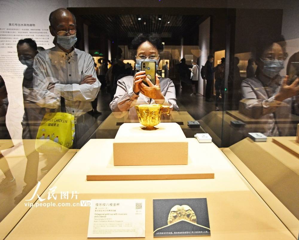 上海:"黑石号"沉船出水珍品展吸引观众_展览