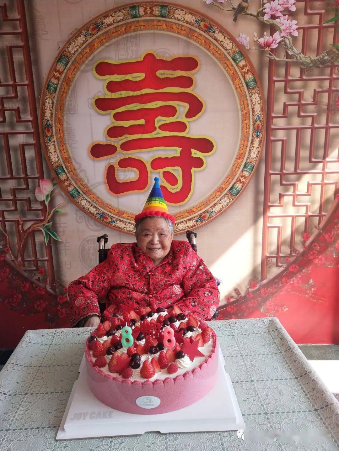 确定举办时间然后预订蛋糕布置场地准备道具一切就绪后等待生日宴