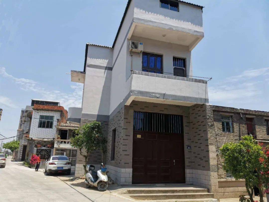 近日为了让房屋更靓,环境更美,文岭镇各村以"美丽长乐"大行动为契机