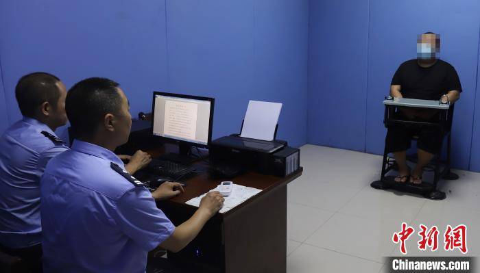 图为警方正在审讯嫌疑人.重庆巫山警方供图