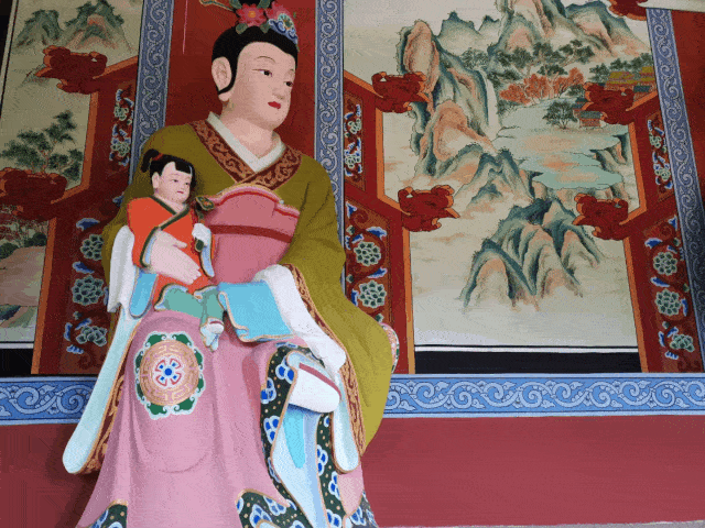 一般来说,送子娘娘的神像大多是安详端坐,怀抱娃娃的造型,是具有无量